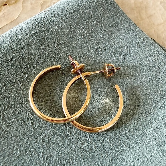 Vintage Jewelry - Timeless vintage solid 14k gold hoop earrings with screw backs. 3.5g